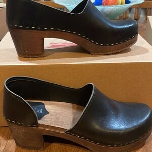 Sandgrens black leather clogs